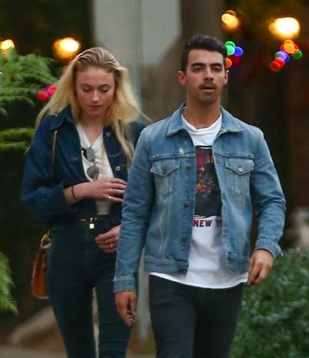Những đôi uyên ương ngọt ngào nhất làng giải trí năm 2016 - 14 Tháng 11/2016, Joe Jonas đã bị “bắt quả tang” hẹn hò cùng cô bạn gái xinh đẹp Sophie Turner tại MTV Europe Music Awards, Rotterdam, Hà Lan. Và sự kết hợp giữa thành viên nhóm DNCE với ngôi sao của bom tấn truyền hình “Trò chơi vương quyền” đã nhanh chóng nhận được sự ủng hộ từ người hâm mộ.