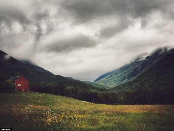 Nữ nhiếp ảnh gia sử dụng máy Canon EOS 70 D để ghi lại các bức ảnh của mình. Cô chia sẻ chúng trên Facebook và Instagram với 102.000 người theo dõi