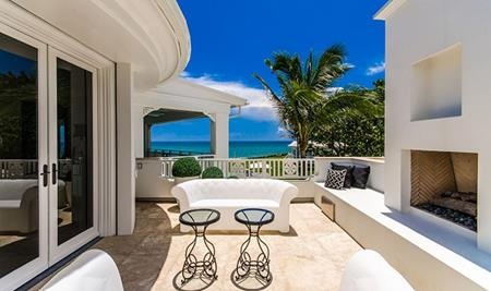 Đại hạ giá, siêu dinh thự của Celine Dion vẫn ế chỏng ế chơ - 14 Ngoài hiên còn có cả ghế đi văng và lò sưởi