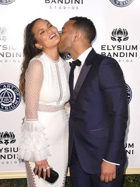 Sao và những giây phút yêu thương ngọt ngào khó quên - 14 John Legend và Chrissy Teigen chính là cặp sao khiến các fan phải “phát hờn” ghen tị nhiều nhất vì mức độ tình cảm “siêu” ngọt ngào của cả hai