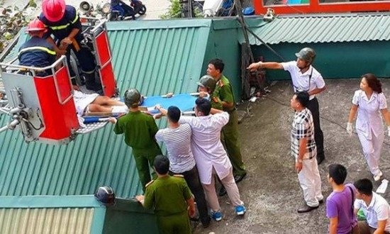Bi hài hành động bất thường, kỳ dị của những kẻ "ngáo đá" - 5 P tự rạch bụng, nhưng may mắn được lực lượng chức năng giải cứu kịp thời.