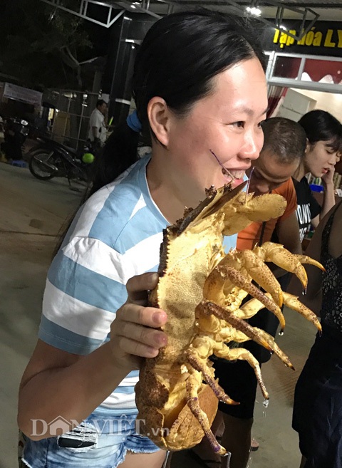 "Vượt mặt" tôm vua, loài tôm đặc biệt này có giá hơn nửa chỉ vàng - 5
Một du khách tỏ ra khá thích thú với tôm mũ ni
