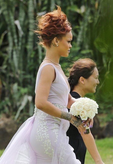 Sao và những lần mặc váy phù dâu tuyệt đẹp - 14 Rihanna đã đặc biệt làm phù dâu trong ngày người trợ lý thân thiết kết hôn tại Honolulu