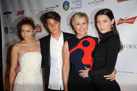 Những khoảnh khắc mẫu tử hạnh phúc của “sao” Hollywood - 14 Cả ba người con Gigi, Bella và Anwar của Yolanda Hadid đều sở hữu ngoại hình cực kỳ long lanh khiến các fan hâm mộ không thể không xao xuyến