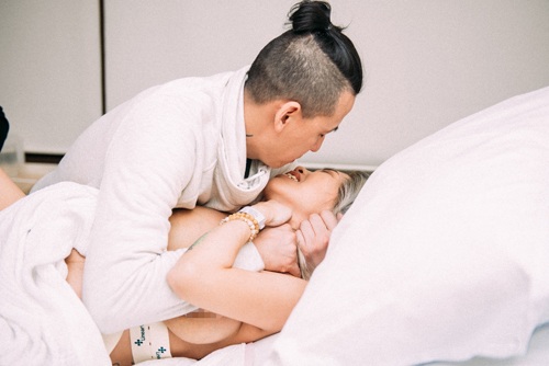 
Emmy vui sướng&nbsp;vì mẹ tròn con vuông, càng hạnh phúc hơn nữa khi trong khoảnh khắc đau đớn nhất có chồng bên cạnh. Vợ ơi, em đi đẻ anh mới biết “chồng là thứ gì đó còn quan trọng hơn người thân, quyết định cả mạng sống của vợ” - đó là câu nói Emmy đọc được ở đâu đó và thấy quá giống với trường hợp của chính mình.
