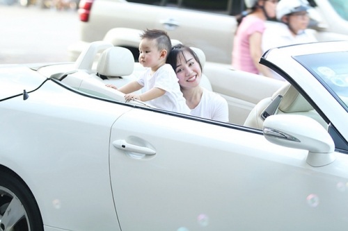 Vy Oanh có cuộc sống như "bà hoàng" sau khi lấy chồng đại gia - 5 Khi mới về Việt Nam, Vy Oanh đã gây choáng khi sử dụng xe mui trần để đi chơi với con trai.