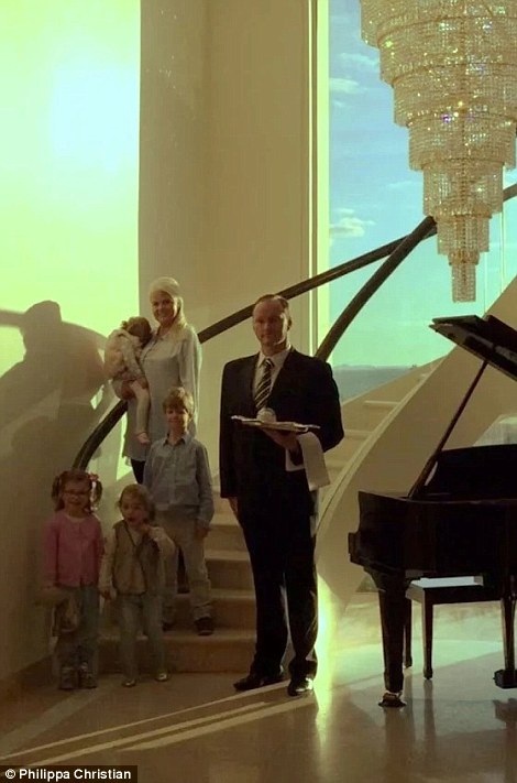 Chuyện ít ai ngờ: Vú em lương bạc tỷ, đi du lịch khắp nơi - 5 Chuyện ít ai ngờ: Vú em lương bạc tỷ, đi du lịch khắp nơi - 5