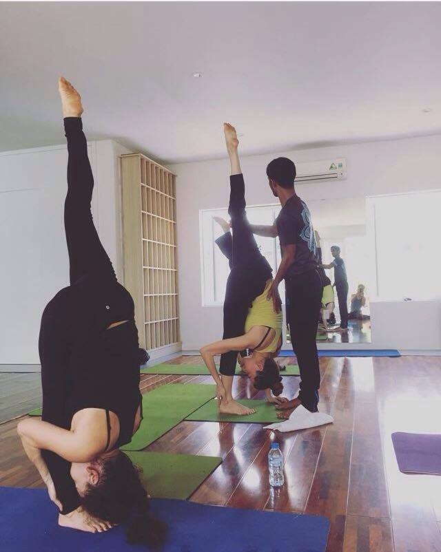 Dàn mỹ nhân trổ tài xoạc chân khoe cơ thể dẻo dai hiếm có - 5