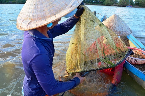 “Chồng cào, vợ đãi”... kiếm nửa triệu dưới đáy sông - 5 “Chồng cào, vợ đãi”... kiếm nửa triệu dưới đáy sông - 5