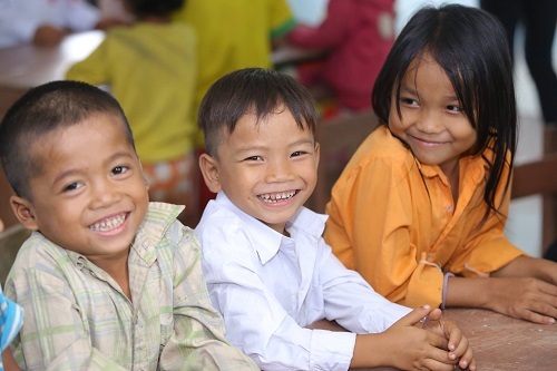 Khánh thành công trình 10 phòng học cho trẻ em nghèo Quảng Trị - 14 Niềm vui của các em học sinh Quảng Trị khi được học tập trong những phòng học mới.