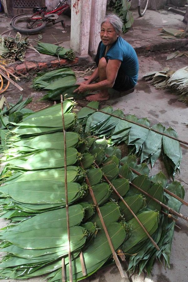 Chỉ "nhặt" lá tre cũng có tiền tỷ - 5 Công việc phân loại, sơ chế lá tre đòi hỏi cẩn thận, tỷ mỉ nhưng không quá vất vả.