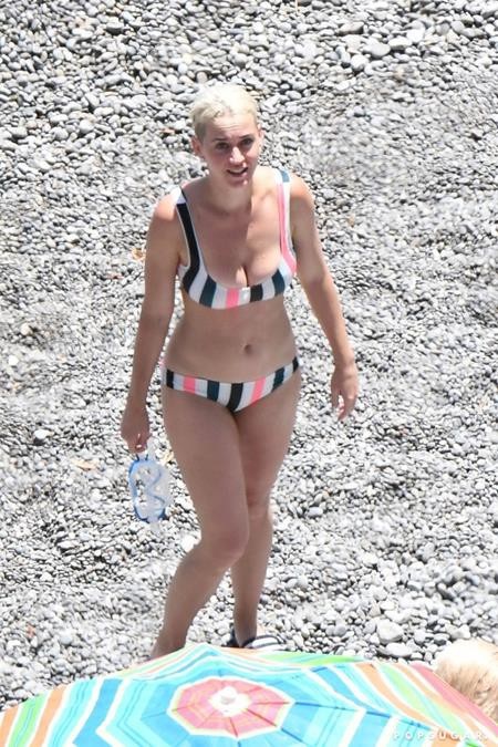 Sao và những màn diện bikini hở bạo trong năm qua - 14 Dù chụp ở tư thế nào, Katy Perry vẫn có thể tự hào với thân hình “chuẩn không cần chỉnh” của mình