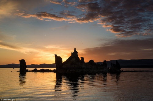 Hình thành ít nhất 760.000 năm, hồ Mono có mực nước nông và độ mặn cao.