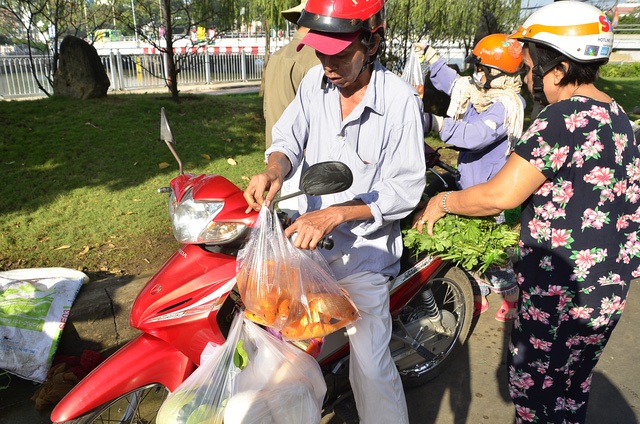 Cá chép tấp nập đi... lên trời - 15 Cảnh mua bán phương tiện di chuyển của ông Táo diễn ra nhộn nhịp ở khu chợ