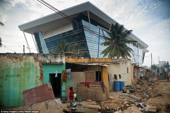 Việt Nam xuất hiện trong bộ ảnh về sự đối lập giàu - nghèo trên báo nước ngoài - 15 Việt Nam xuất hiện trong bộ ảnh về sự đối lập giàu - nghèo trên báo nước ngoài - 15