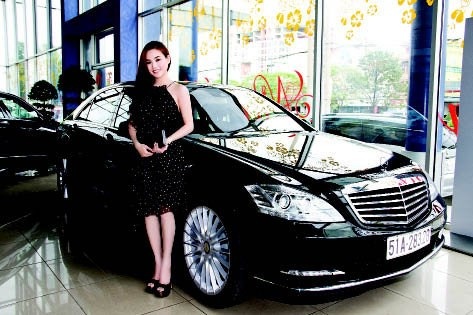 Vy Oanh có cuộc sống như "bà hoàng" sau khi lấy chồng đại gia - 6 Chiếc xe trị giá hơn 7 tỷ đồng này cũng thuộc quyền sở hữu của Vy Oanh.