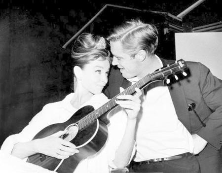 Ảnh hậu trường cực “độc” của các bộ phim kinh điển - 15 Khoảnh khắc Audrey Hepburn cầm đàn ghi-ta tập hát bài “Moon river” trước khi hóa thân thành cô nàng Holly Golightly trong “Breakfast at Tiffanys” (1961) thực sự đã đi vào lịch sử của Hollywood