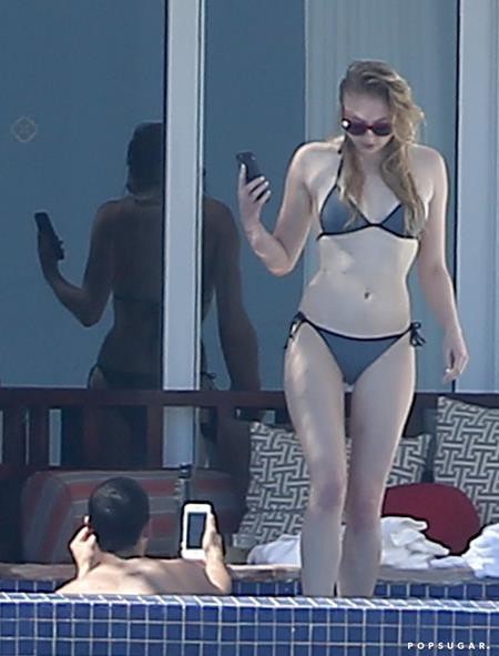 Sao và những màn diện bikini hở bạo trong năm qua - 15 Ngôi sao của “Trò chơi vương quyền” Sophie Turner cũng sở hữu thân hình đồng hồ cát ấn tượng