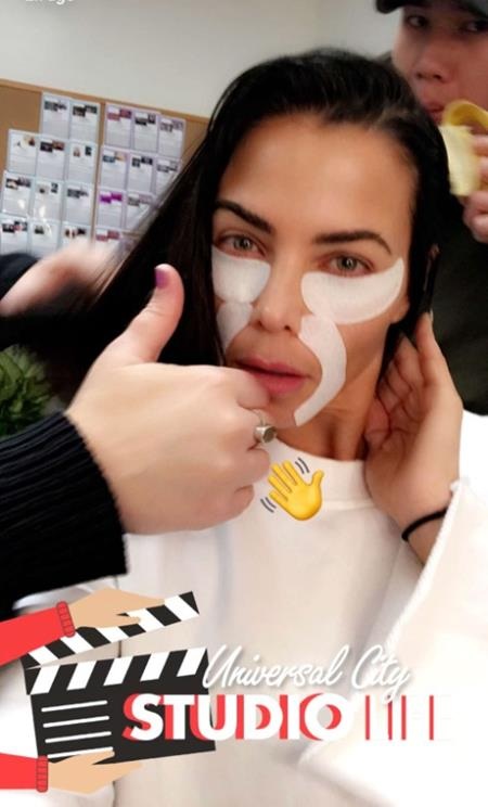 Điểm danh các sao đang “xả hơi” hết cỡ dịp năm mới - 16 Khó có thể nhận ra Jenna Dewan Tatum trong giây phút trang điểm nơi hậu trường