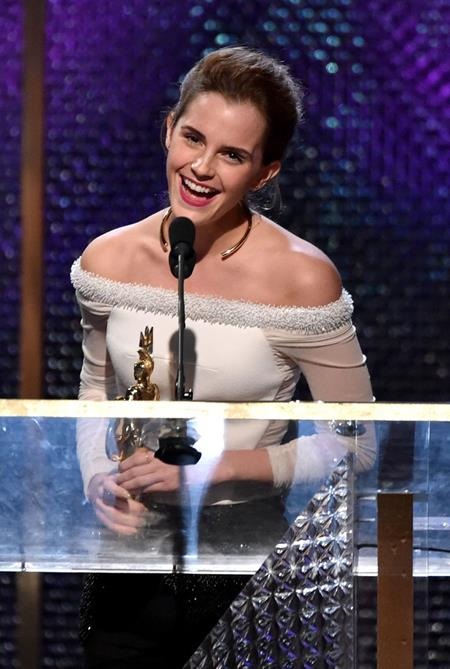Emma Watson, cô “phù thủy nhỏ” đã lột xác thành “người đẹp” - 16 Năm 2013 cũng là một năm ghi dấu thành công của Emma Watson khi ngôi sao 9x được vinh danh tại lễ trao giải BAFTA Los Angeles Britannia Awards