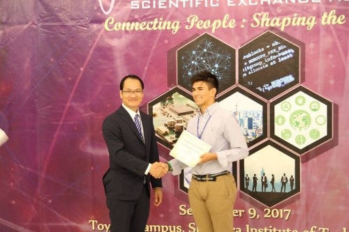 Hơn 200 nhà khoa học Việt Nam và Nhật Bản hội tụ tại Hội nghị VJSE 2017 - 16
TS. Nguyễn Ngọc Mai Khanh, Chủ trì hội đồng khoa học, trao giấy khen cho bạn Diễn giả trẻ tuổi nhất (ảnh: Xuân Bình).