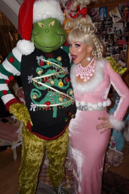 Nhìn lại những kì nghỉ Giáng sinh an lành nhất của các sao - 16 Christina Aguilera và vị hôn phu Matthew Rutler háo hức ăn diện trong ngày lễ Giáng sinh.
