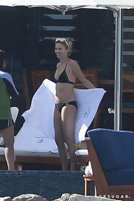 Sao và những màn diện bikini hở bạo trong năm qua - 16 Charlize Theron cũng có mặt trong danh sách những màn khoe thân nóng bỏng nhất