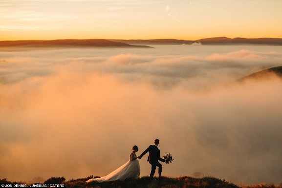 Thời tiết mang đến vẻ đẹp kì ảo cho bức ảnh cưới chụp trên núi cao