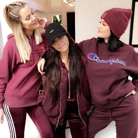 Điểm danh các sao đang “xả hơi” hết cỡ dịp năm mới - 17 Ba chị em Khloe Kardashian, Kourtney Kardashian và Kylie Jenner diện quần áo đồng màu hết sức ấn tượng