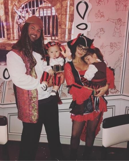 Ra Tết, cùng “quẩy” tưng bừng với các sao thế giới - 17 Cả gia đình Jenni “Jwoww” Farley cùng nhau hóa… cướp biển