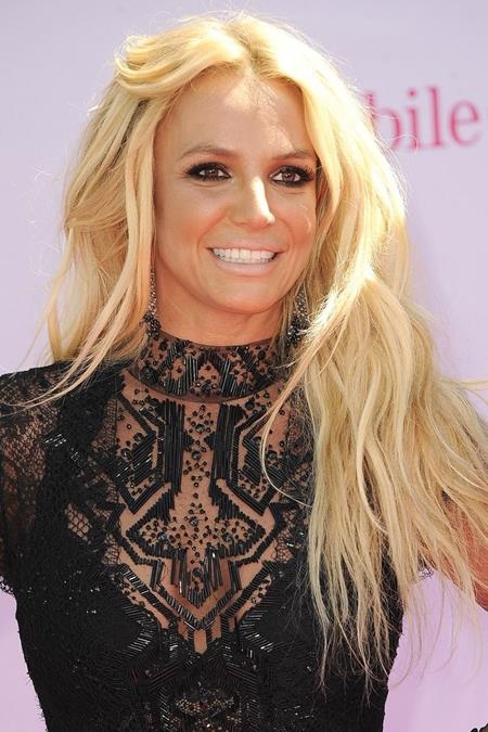 Nhìn lại hành trình “lột xác” ấn tượng của Britney Spears - 17 Phong cách trang điểm của “công chúa nhạc pop” thời kì này lại khá cổ điển với mắt khói và đôi môi màu nude