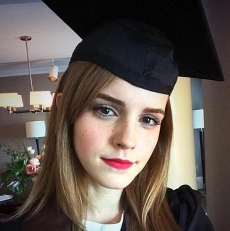 Emma Watson, cô “phù thủy nhỏ” đã lột xác thành “người đẹp” - 17 Trong năm 2013, Emma Watson cũng hoàn thành việc học và nhận bằng tốt nghiệp tại trường đại học Brown