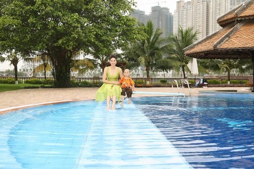 Đọ nhà siêu đẹp của hai hoa hậu giàu nhất Việt Nam - 18 Khuôn viên rộng lớn với đủ loại cây cỏ. Ở giữa có bể bơi trải dài.