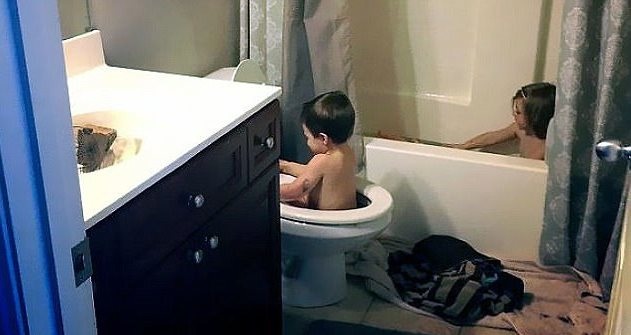 Bạn đã bao giờ phát điên với những trò quậy này của bé hay chưa? - 17
Giải pháp khi nhà chỉ có một cái bồn tắm mà mình lại muốn có không gian riêng