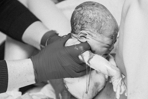 
Khoảnh khắc em bé vừa chào đời, cô và chồng đã bật khóc
