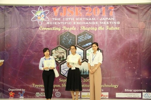 Hơn 200 nhà khoa học Việt Nam và Nhật Bản hội tụ tại Hội nghị VJSE 2017 - 17
Chị Nguyễn Phương Nhi, Chủ tịch VYSA, trao giải thưởng Poster xuất sắc nhất (ảnh: Xuân Bình).