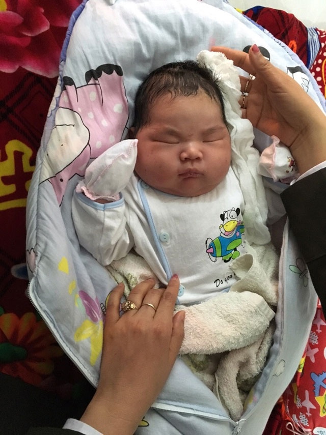 Kinh ngạc trước những em bé vừa chào đời đã có cân nặng “khủng” nhất Việt Nam - 6 Bé trai ở Nghệ An với cân nặng 5,7kg