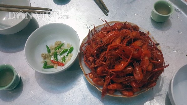 Theo chân "thợ săn" người Dao đi đêm bắt tôm khe giữa đại ngàn - 6 Họ mang ra chợ bán với giá 120-130.000/kg, hoặc mang về cải thiện bữa ăn.