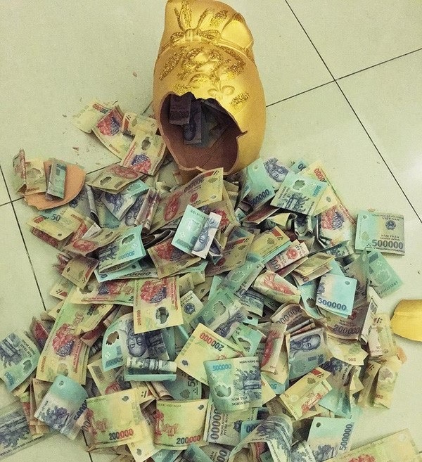 “Chồng nhà người ta” tặng quà gì mà khiến chị em phát hờn như vậy? - 6
Một người chồng ở TPHCM đã tặng vợ con lợn đất trị giá 200 triệu đồng. ẢNh: I.T