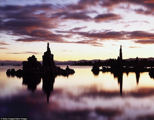 Phong cảnh hoàng hôn trên hồ Mono gần vườn quốc gia Yosemite ở bang California, Mỹ.