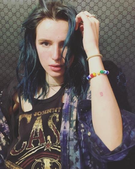Điểm danh các sao đang “xả hơi” hết cỡ dịp năm mới - 18 Bella Thorne hân hoan khoe hình xăm tí hon nơi cánh tay