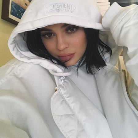 Ra Tết, cùng “quẩy” tưng bừng với các sao thế giới - 18 Cô út nhà Jenner, Kylie có một bức hình tự sướng khá ấm cúng trong dịp đầu năm…