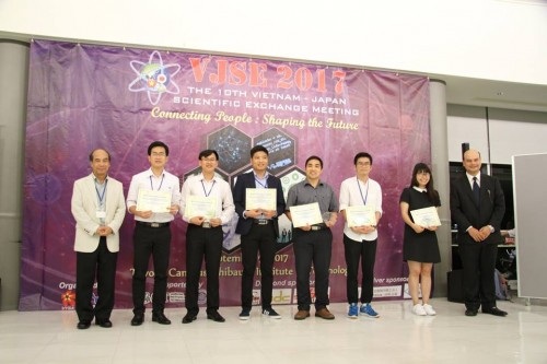 Hơn 200 nhà khoa học Việt Nam và Nhật Bản hội tụ tại Hội nghị VJSE 2017 - 18
Tham tán Bùi Việt Khôi (bìa phải) và GS. Hồ Tú Bảo (bìa trái) trao quà và giấy khen cho các tác giả đạt giải Bài thuyết trình xuất sắc nhất (ảnh: Xuân Bình).