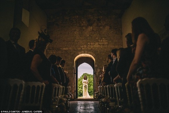 Nhiếp ảnh gia đã xuất sắc khi chụp được giây phút cô dâu bước vào