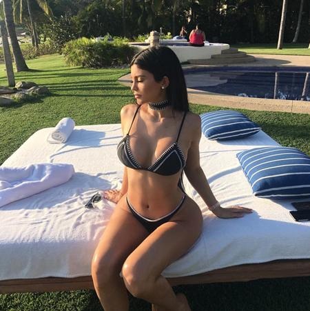 Điểm lại những màn diện bikini sexy quá đỗi của các sao - 19 Kylie Jenner không chỉ khoe ra thân hình quyến rũ ấn tượng mà còn sở hữu một thần thái tự tin hiếm có