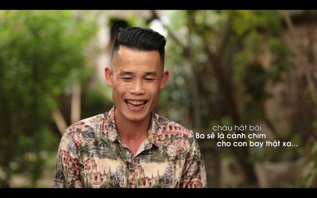 Nghệ sĩ hài Hiệp “Gà”: “Sự cố gắng của tôi là lời xin lỗi có giá trị nhất với tất cả khán giả” - 3 Trong tù, những lần được người thân đưa con gái tới thăm, bé Huyền, con anh lại bập bõm hát “ba sẽ là cánh chim, cho con bay thật xa…” đã khiến anh khóc ròng 1 tuần lễ, cứ ngày đi làm, tối về lại khóc. Tới giờ nhớ lại, anh chia sẻ “mỗi khi nhớ lại chuyện ấy thì cảm xúc nó lại đầy vơi trong tôi”.