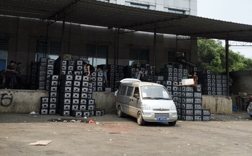 Nhức nhối buôn lậu từ Trung Quốc: Nầm, tim, cật... bao nhiêu cũng có - 3
Một điểm tập kết “hàng” ở bên kia biên giới. Ảnh: P.L