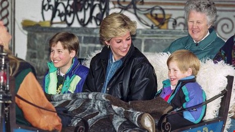 6 bức thư đấu giá và tình yêu con của Công nương Diana - 3 Công nương Diana cùng hai Hoàng tử William và Harry ở Áo. Ảnh: GETTY IMAGES