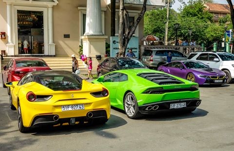 Đại gia sắm siêu xe: Dân Singapore rùng mình với tay chơi Việt - 3
Trong năm 2016, giới nhà giàu Việt Nam đã chi ra hơn 15.000 tỷ đồng để mua xe sang, siêu sang và siêu xe các loại.