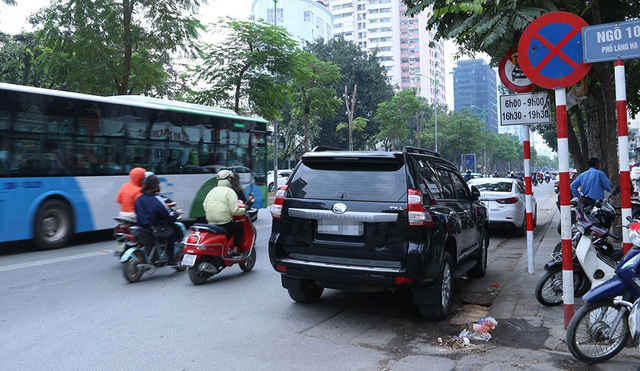 Hà Nội: Nhan nhản ô tô dừng đỗ trái phép dọc tuyến buýt nhanh BRT - 2
Chiếc ô tô ngang nhiên đỗ trên phố Láng Hạ ngay cạnh biển cấm dừng đỗ. Phố Láng Hạ mỗi chiều có 3 làn đường, một làn hiện tại dành riêng cho xe buýt nhanh BRT hoạt động, hai làn còn lại của các phương tiện khác, nên việc dừng đỗ như trên khiến lòng đường bị thu hẹp lại, chỉ còn 1/3 so với trước kia.